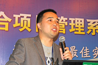 深圳市鵬城建筑集團(tuán)有限公司副總經(jīng)理李世鐘做題為《施企綜合項(xiàng)目管理系統(tǒng)實(shí)施經(jīng)驗(yàn)談》的演講