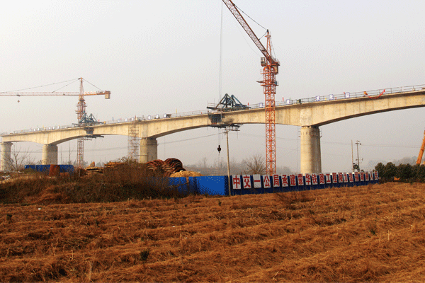湖南蒙華鐵路全線最長(zhǎng)、單跨最大橋—沙港河大橋完成連續(xù)梁中跨合龍