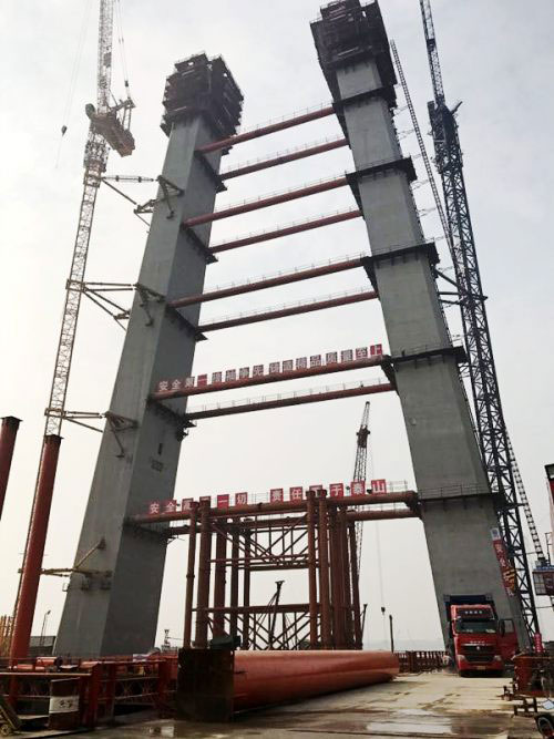 武漢青山長(zhǎng)江公路大橋20號(hào)(北)主塔墩中塔柱施工過(guò)半