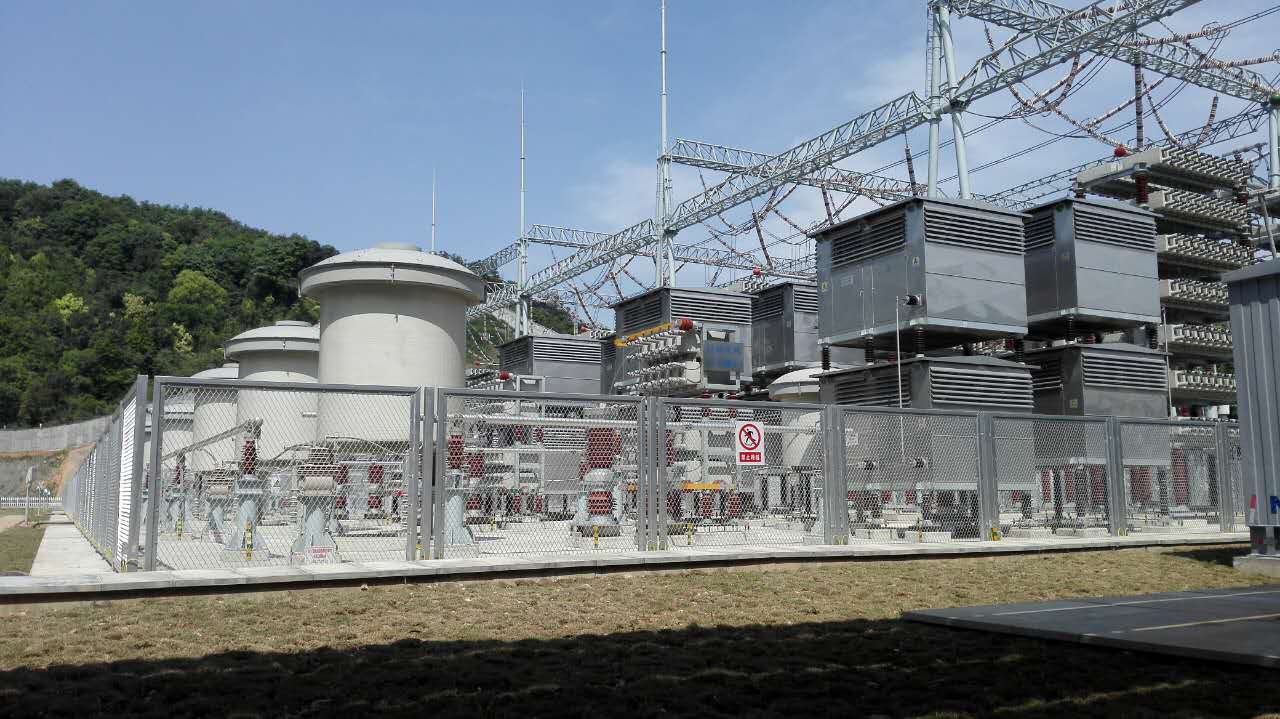 紹興換流站交流場(chǎng)、交流濾波器場(chǎng)低壓電抗、電阻、電容元件，布局整齊緊湊，節(jié)省了大量空間。
