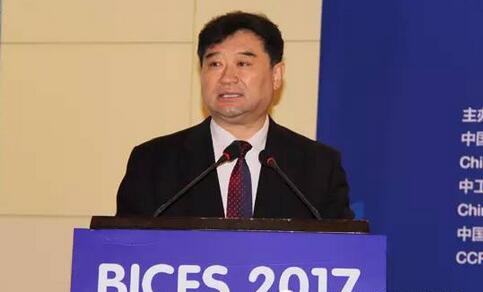 中國工程機械工業(yè)協(xié)會常務(wù)副會長兼秘書長蘇子孟作《工程機械行業(yè)運行狀況與趨勢分析》報告