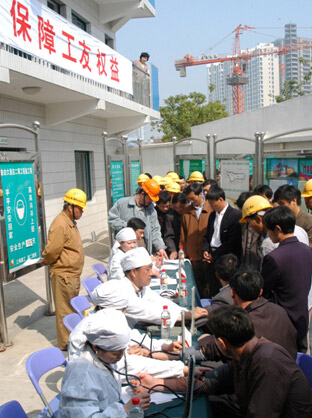 上海建工二建集團(tuán)組織醫(yī)務(wù)工作者定期到在建項(xiàng)目開展醫(yī)療咨詢服務(wù)