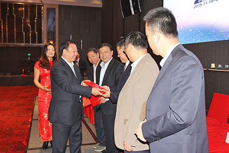 中施企協(xié)會(huì)長(zhǎng)曹玉書(shū)為中施企協(xié)信息化工作委員會(huì)主任副主任頒發(fā)證書(shū)
