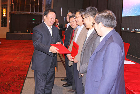 中施企協(xié)會(huì)長(zhǎng)曹玉書(shū)為中施企協(xié)信息化專(zhuān)家委員會(huì)主任副主任頒發(fā)證書(shū)
