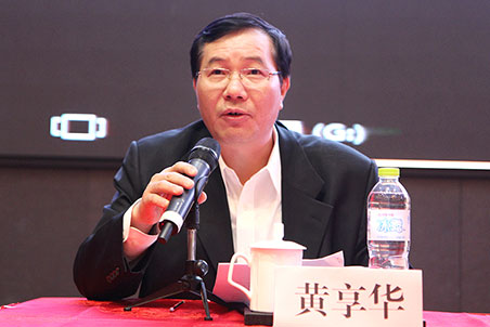 《施工企業(yè)管理》雜志社社長(zhǎng)黃享華主持開(kāi)幕式